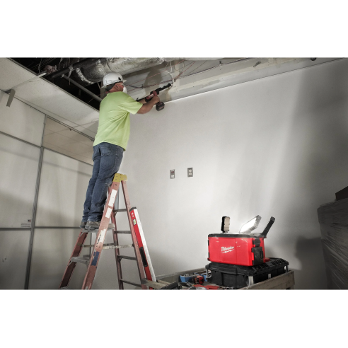 M18 POALC-0 Faro M18™ PACKOUT™ e caricabatterie Batteria/Corrente Milwaukee